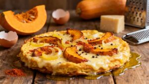 Potimarron rôti, œufs battus et fromage fondant : la tortilla espagnole d’automne ultra simple qui vous fera craquer dès la première bouchée